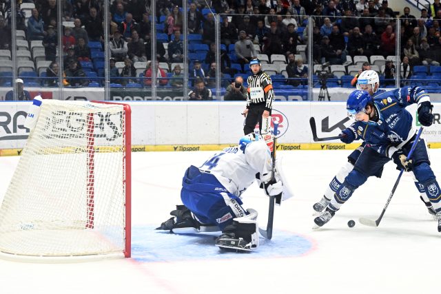 Útočník Kladna Jaromír Pytlík stylovým způsobem ve 4. kola Tipsport extraligy zakončuje a skóruje proti brněnskému gólmanovi Postavovi | foto: Pavel Mazáč / CNC / Profimedia