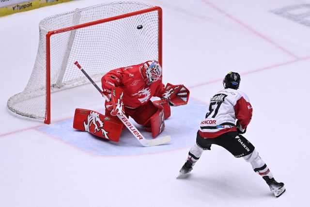 Hokejista Sparty Roman Horák prostřeluje brankáře Třince Ondřeje Kacetla v samostatných nájezdech | foto: Jaroslav Ožana,  ČTK