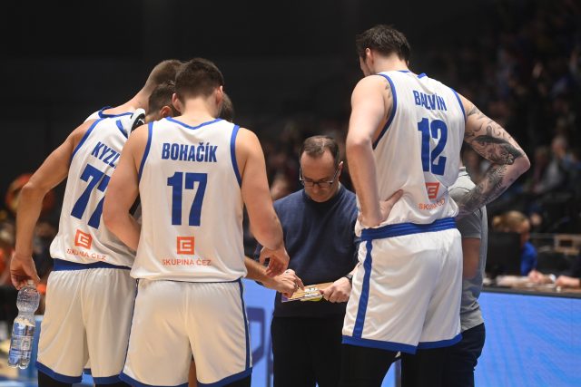 Kouč Diego Ocampu uděluje českým basketbalistům pokyny v duelu proti Nizozemsku | foto: Josef Vostárek,  ČTK