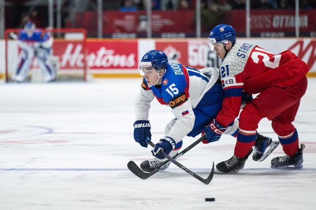 Útočník Jakub Štancl v zápase skupiny mistrovství světa juniorů proti Slovensku | foto: Mathias Bergeld,  BILDBYRĹN/Shutte / Shutterstock Editorial / Profimedia