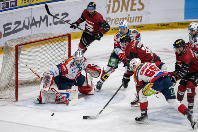 Ve šlágru 32. kola Tipsport extraligy Sparta smetla Pardubice 6:2 | foto: Vít Šimánek,  ČTK