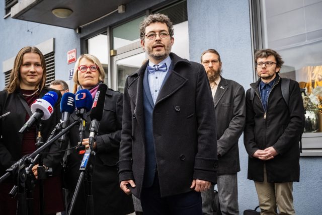 Jiří Koželouh  (uprostřed) z Hnutí Duha,  Petra Kolínská  (druhá zleva) ze Strany Zelených a ekoložka Ludmila Kozlová  (vlevo) na briefingu před setkáním zástupců ekologických organizací s předsedou hnutí ANO Andrejem Babišem | foto: Vít Šimánek,  ČTK