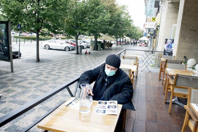 Osamocený zákazník restaurace na pražském Václavském náměstí | foto: Michaela Danelová,  iROZHLAS.cz