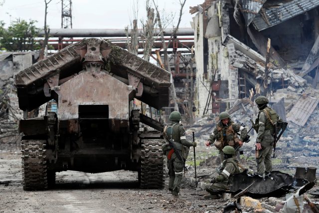 Ruští vojáci v Mariupolu | foto: Reuters