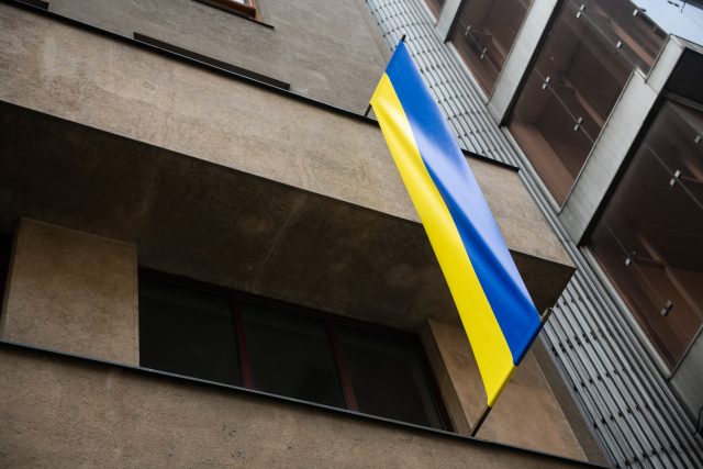 Ukrajinská vlajka na budově Rozhlasu. | foto: René Volfík,  iROZHLAS.cz