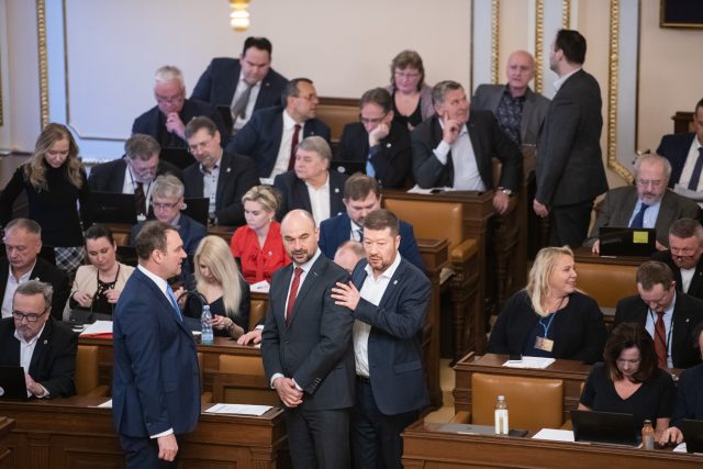 Poslanci opozice v Poslanecké sněmovně. | foto: René Volfík,  iROZHLAS.cz