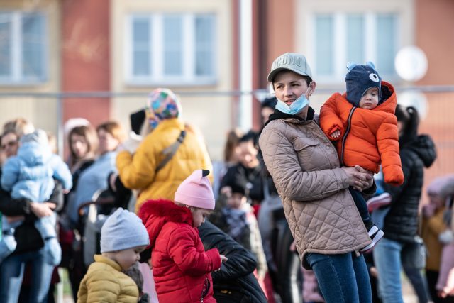 Ukrajinští uprchlíci čekají před dislokovanou pobočkou úřadu práce v Pražské tržnici v Holešovicích. | foto: René Volfík,  iROZHLAS.cz