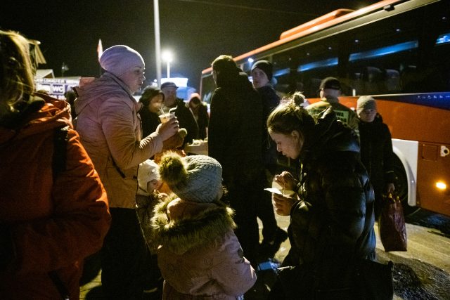 Za hranicí se uprchlíci mohou najíst a autobusy jsou sváženi do dalšího uprchlického místa na okraji města Přemyśl. | foto: René Volfík,  iROZHLAS.cz
