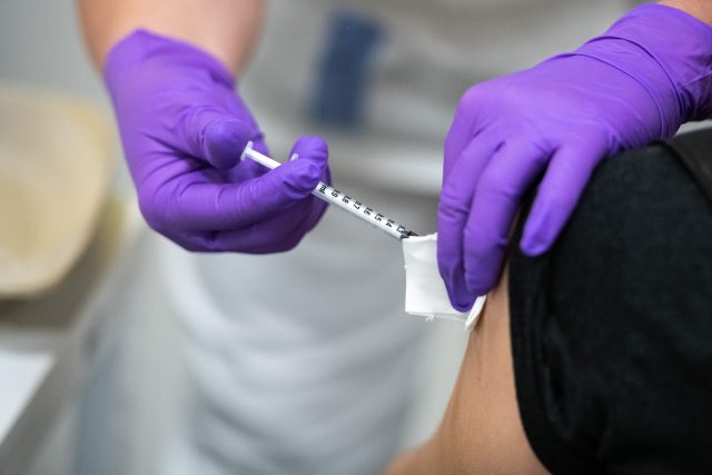 Ministerstvo zdravotnictví doporučilo očkování na covid-19 zejména lidem v rizikových kategoriích. | foto: René Volfík,  iROZHLAS.cz