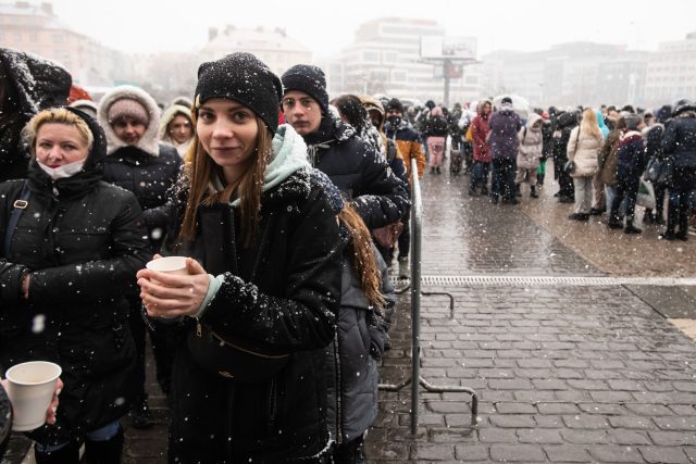 Ukrajinští uprchlíci čekají před nově zřízeným centrem pomoci v Kongresovém centru | foto: René Volfík,  iROZHLAS.cz