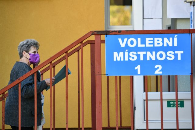 Lidé volí ve volební místnosti na obecním úřadu v Lánech | foto: René Volfík,  Český rozhlas