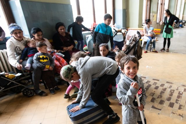 romští uprchlíci na Hlavním nádraží v Praze | foto: René Volfík,  iROZHLAS.cz