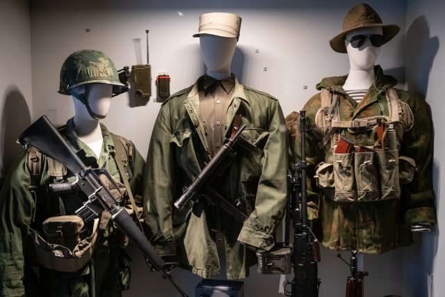 Mezitím se vojáci v těchto uniformách snaží puškou M16  přesvědčit Vietnam a pár dalších států o výhodách demokracie | foto: René Volfík,  iROZHLAS.cz