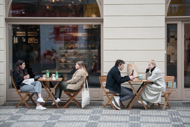 Jak to bude se zahrádkami na chodnících,  se uvidí. Restauratéři doufají ve vstřícnost měst a zvětšení záborů | foto: René Volfík,  Český rozhlas