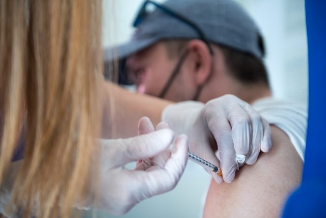 Očkuje se vakcínou Johnson u které stačí pouze jedna dávka. | foto: René Volfík,  iROZHLAS.cz