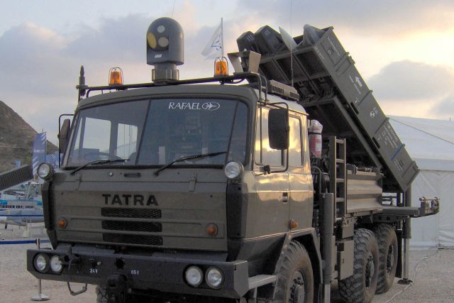 Ministerstvo obrany chce koupit protiletadlový raketový systém Shorad přímo od izraelské vlády. Zájem má o pořízení systému Spyder od firmy Rafael  (na snímku na podvozku Tatra v roce 2008) | foto: Wikimedia Commons,  CC BY 3.0