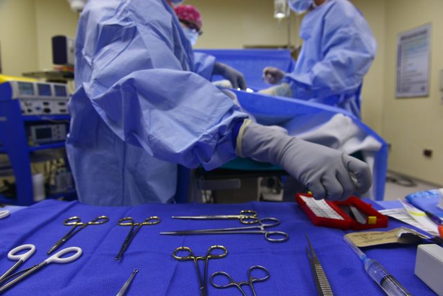 Lékař,  zdravotní sestra,  operační sál,  operace,  chirurgie  (ilustrační foto) | foto: Fotobanka Pixabay,  CC0 1.0
