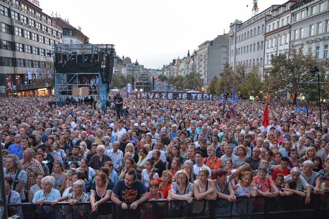 Český rozhlas odhaduje,  že se na Václavském náměstí sešlo až 50 tisíc lidí. | foto: Petr Bušta,  Český rozhlas,  Český rozhlas