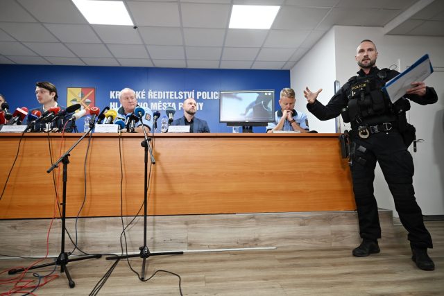 Policisté přibližují průběh svého zásahu na filozofické fakultě | foto: René Volfík,  iROZHLAS.cz