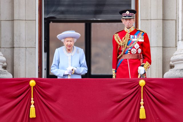 Královna Alžběta II. a princ Edward na balkoně Buckinghamského paláce | foto: Chris Jackson,  Reuters