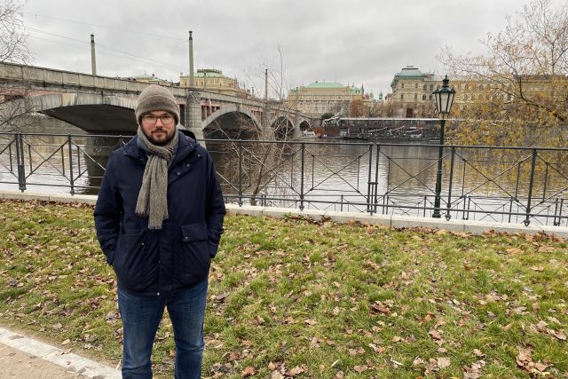 Violista Adam Pechočiak,  který se kryl před palbou střelce z Filozofické fakulty | foto: Veronika Hlaváčová,  Český rozhlas