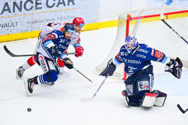 Rozhodující gól nejdelšího zápasu hokejové extraligy vstřelil Dominik Lakatoš | foto: David Taneček,  ČTK