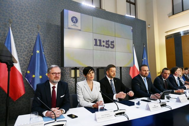 Vláda během oznámení konsolidačního balíčku | foto: René Volfík,  Český rozhlas