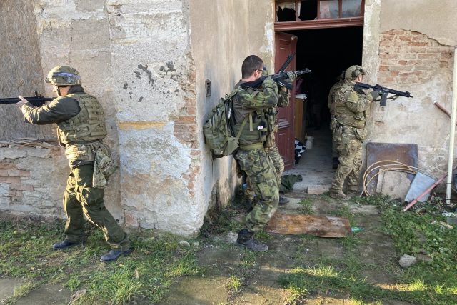 Vojáci hledají raněné v opuštěné budově | foto: Ľubomír Smatana,  Český rozhlas