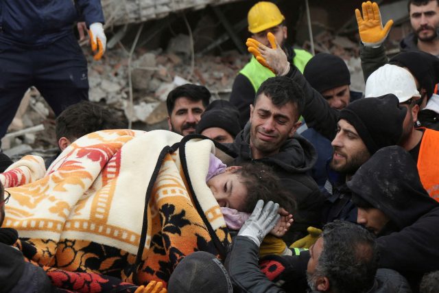 Turecko zasáhlo zemětřesení o síle 7, 8 stupně | foto: Reuters