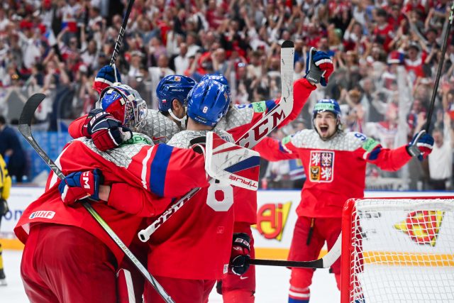 Čeští hokejisté slaví postup do finále mistrovství světa | foto: Zuzana Jarolímková,  iROZHLAS.cz