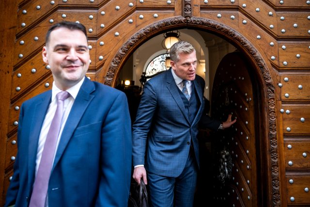 Předseda Motoristů Petr Macinka  (vlevo),  poslanec Filip Turek  (vpravo) odcházejí z programového jednání mezi ANO,  SPD a Motoristy | foto: Zuzana Jarolímková,  iROZHLAS.cz