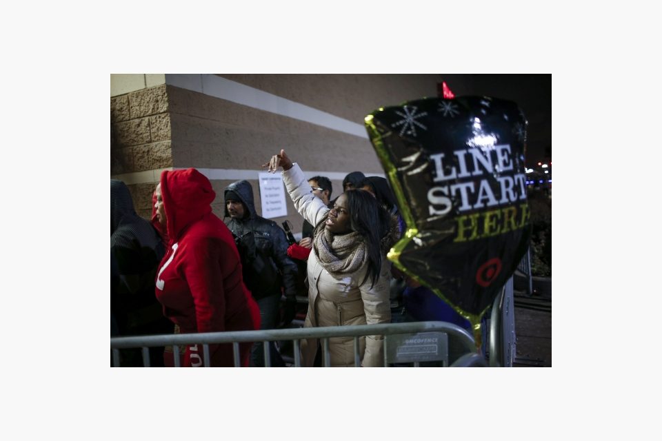 Lidé stojí ve frontě před obchodem Target Store v Newportu ve státě New Jersey | foto: Reuters