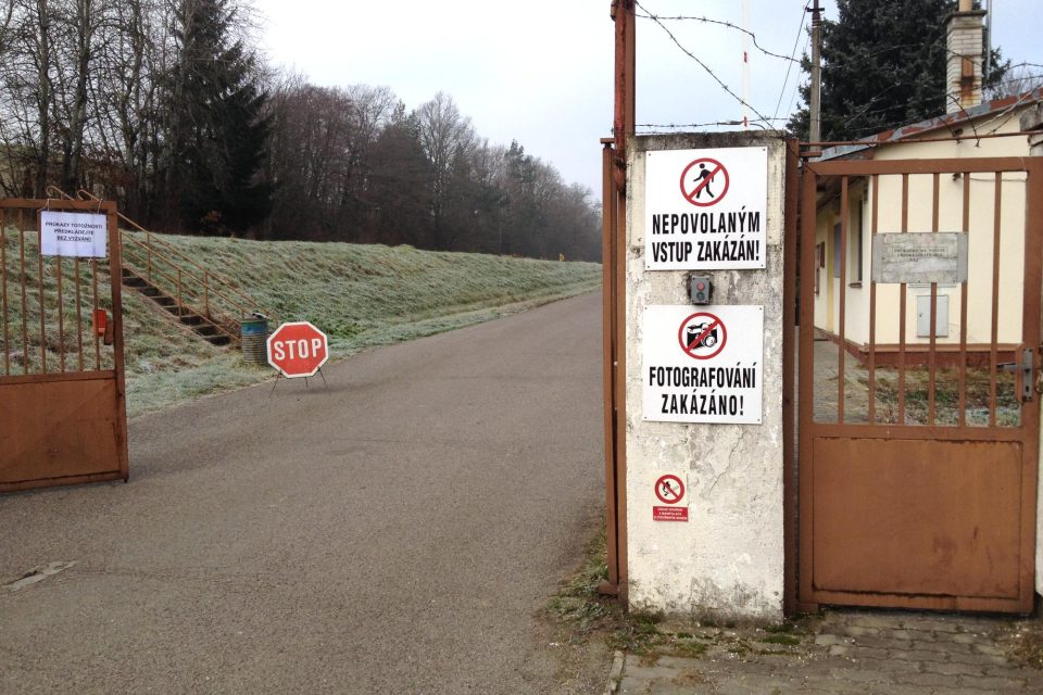 Vjezd do muničního areálu u Vrbětic | foto: Roman Verner,  Český rozhlas,  Český rozhlas
