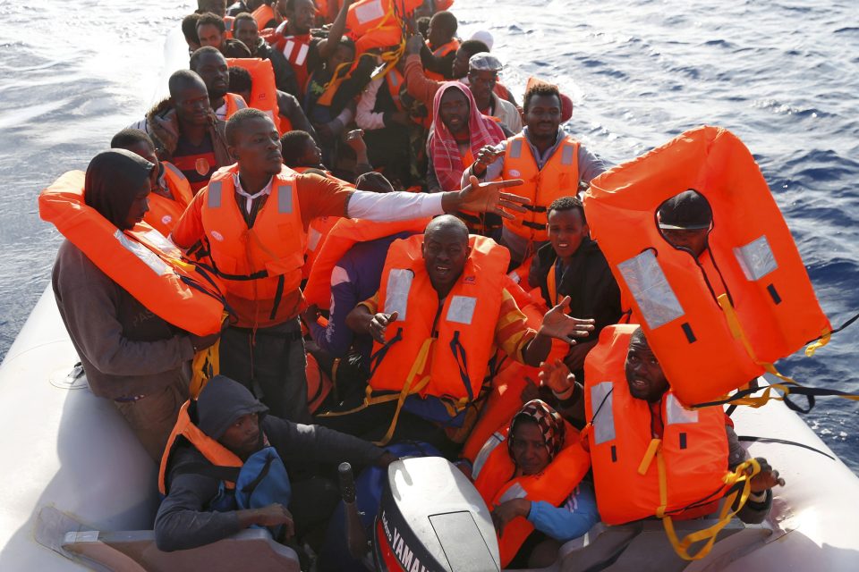Za jeden zachránily lodě ve Středozemním moři 4500 migrantů na cestě z Afriky do Itálie. | foto: Reuters