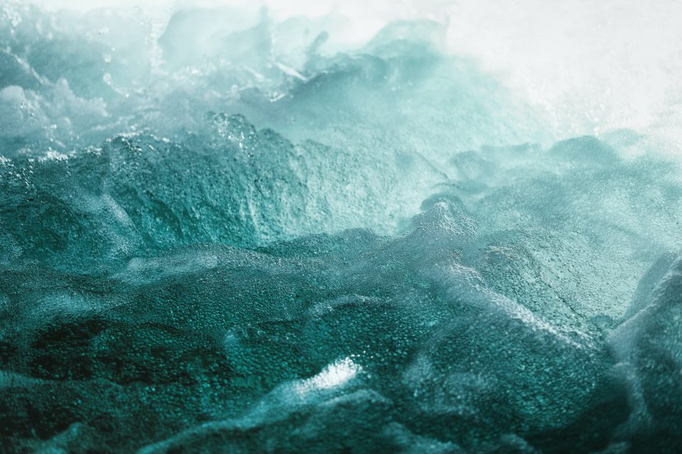 moře vlny pláž voda | foto: Unsplash,  Licence Unsplash