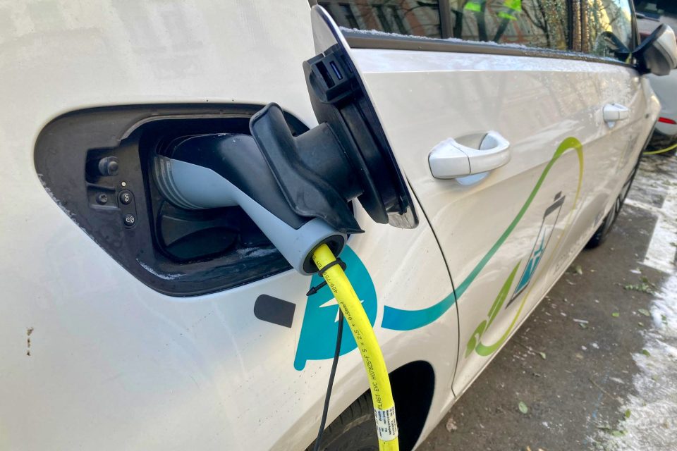 Nabíjení elektromobilu | foto: Karolína Burdová,  Český rozhlas