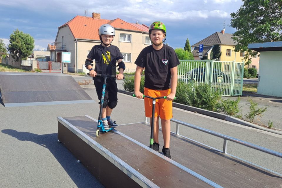 Dva ze skupiny kluků,  kteří podepsali petici na pořízení speciálních ramp | foto: Barbora Weinekötter,  Český rozhlas