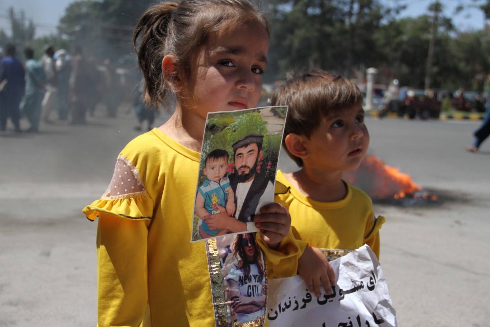 Děti afghánského vojáka,  kterého zadržel Tálibán | foto: Profimedia