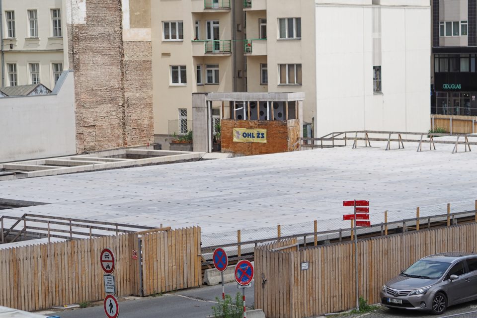 Z Janáčkova kulturního centra lidé vidí pouze plochu,  pod kterou jsou vybudované garáže | foto: Ludmila Opltová,  Český rozhlas
