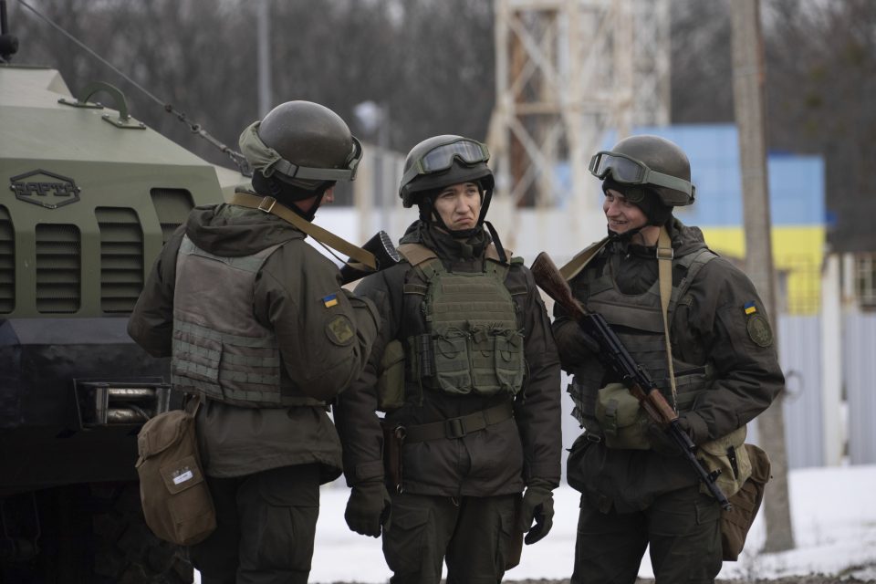 Vojáci Ukrajinské národní gardy v Charkově | foto: Evgeniy Maloletka,  ČTK/AP