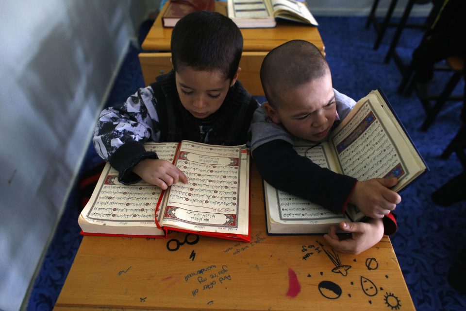 Ujgurské děti studující korán,  které uprchly z Číny. Azyl našly v tureckém městě Kayseri | foto: Umit Bektas,  Reuters