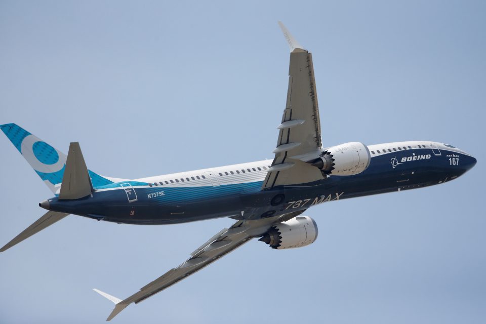 Boeingu se ale na začátku aerosalonu představením nového modelu 737 MAX 10 podařilo podnítit vlnu zájmu. Firma uvedla,  že na nový model získala více než 240 zakázek a nákupních příslibů. | foto: Reuters