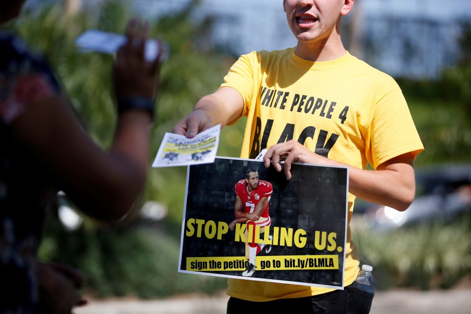 Colin Kaepernick se stal v USA symbolem boje proti rasismu a policejní brutalitě | foto: Reuters