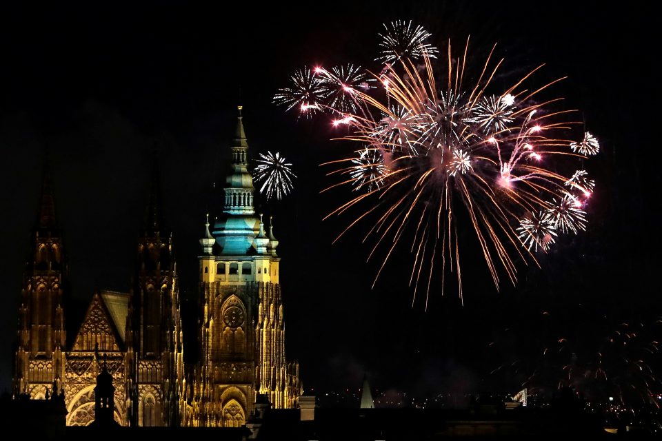 Novoroční ohňostroj 1.1 2018 a pražský Chrám svatého Víta | foto: David W Cerny,  Reuters