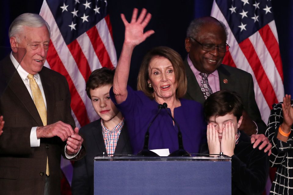 Vůdkyně demokratů ve Sněmovně reprezentantů Nancy Pelosiová slaví úspěch své strany ve volbách.  | foto: Reuters