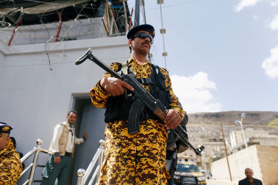 Policista v jemenském Saná | foto: Khaled Abdullah/File Photo,  Reuters