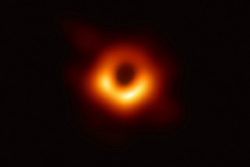 Vědci 10. dubna 2019 zveřejnili vůbec první snímek černé díry.  | foto: Reuters