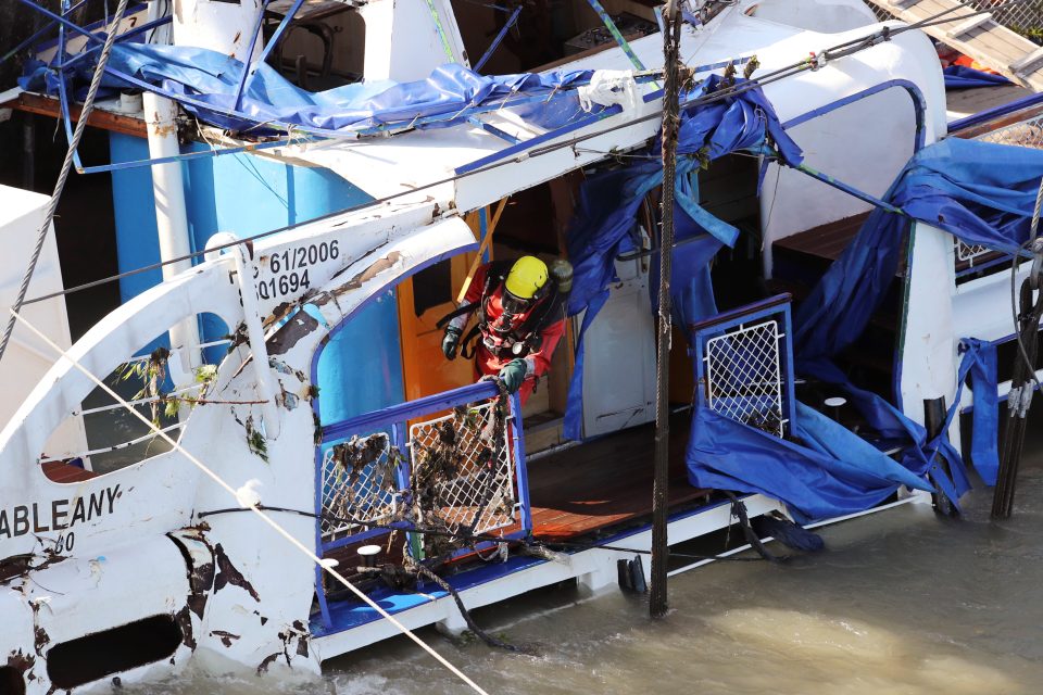 V Maďarsku začali vyzvedávat potopenou výletní loď | foto: Tamas Kaszas,  Reuters