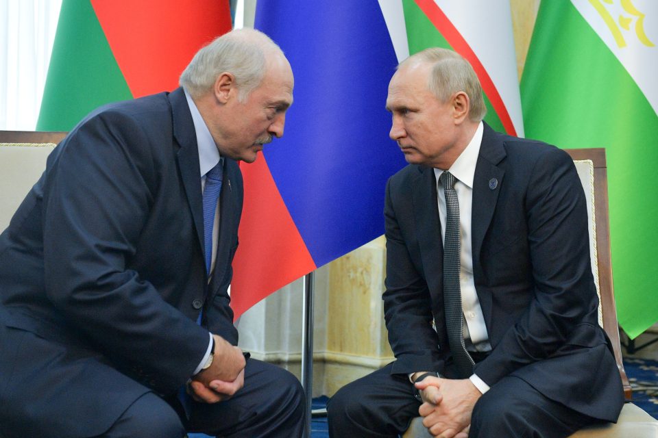 Běloruský prezident Alexandr Lukašenko a jeho ruský protějšek Vladimir Putin při jednání v Biškeku  (foto z června 2019) | foto: Sputnik / Alexei Druzhinin / Kremlin,  Reuters