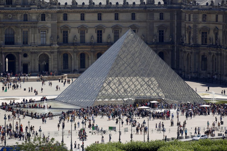 Pařížské muzeum Louvre. | foto: Regis Duvignau,  Reuters